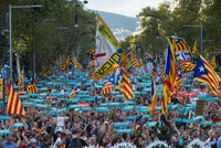 Nhiều người giơ khẩu hiệu đòi tự do, độc lập cho Catalonia. Ảnh:AA.