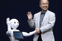 Masayoshi Son và robot Repper của SoftBank. Ảnh:Bloomberg