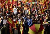 Người Tây Ban Nha biểu tình ở Madrid phản đối Catalonia tuyên bố độc lập. Ảnh:AFP.