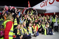 Hành khách và phi hành đoàn chụp ảnh kỷ niệm chuyến bay đáng nhớ của mình. Ảnh: bild.de