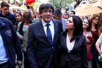 Ông Puigdemont vàvợ đứng giữa đường phố ởGirona thuộcvùng tự trịCatalonia vào ngày nghị viện khu vựctuyên bố thông qua nghị quyết độc lập khỏi Tây Ban Nha hôm27/10. Ảnh:Reuters.