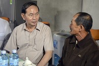 Chủ tịch nước động viên người dân vùng rốn lũ Đà Nẵng. Ảnh:Ngọc Trường.