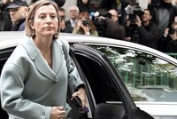 Cựu chủ tịch nghị viện Catalonia Carme Forcadell tới tòa án tối cao Tây Ban Nha ngày 2/11. Ảnh:AFP.