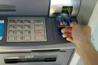 Sắp tới, thẻ tín dụng không được rút quá 5 triệu mỗi ngày. Ảnh: PV.