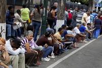 Người dân Venezuela xếp hàng dài chờ mua lương thực. Ảnh:Reuters