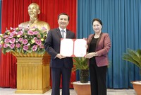  Chủ tịch Quốc hội Nguyễn Thị Kim Ngân đã trao Nghị quyết của Ủy ban Thường vụ Quốc hội cho ông  Lê Quang Huy