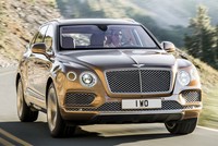 Bentley Bentayga - siêu SUV trang bị động cơ 6 lít W12 tăng áp kép cho công suất 600 mã lực và mô-men xoắn cực đai 900 Nm. Hộp số tự động 8 cấp kết hợp hệ dẫn động 4 bánh.