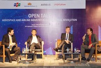 Ông Dương Trí Thành – Tổng giám đốc Vietnam Airlines và ông Tô Việt Thắng – Phó Tổng giám đốc Vietjet sôi nổi trình bày về đề tài cách mạng công nghệ 4.0.