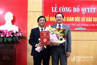 Ông Lê Minh Thông, Phó chủ tịch UBND tỉnh Nghệ An trao quyết định bổ nhiệm Phó giám đốc Sở Giáo dục và Đào tạo Nghệ An cho ông Võ Văn Mai. Ảnh: Báo Nghệ An.