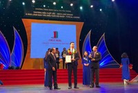 Ông Vũ Đình Cương, Giám đốc Maketing Công ty cổ phần Địa ốc First Real đại diện ban lãnh đạo Công ty nhận giải thưởng Thương hiệu xuất sắc 2017