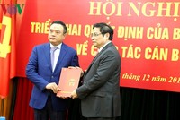 Đồng chí Phạm Minh Chính trao Quyết định cho đồng chí Trần Sỹ Thanh. Ảnh Vov.vn