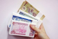 Nhân viên ngân hàng áp lực với việc đổi tiền lẻ mới dịp Tết. Ảnh:PV.