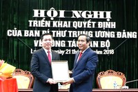 Đồng chí Nguyễn Thanh Bình, Ủy viên Trung ương Đảng, Phó Trưởng ban Thường trực Ban Tổ chức Trung ương trao Quyết định cho đồng chí Nguyễn Long Hải.