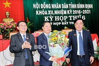 Bí thư Tỉnh ủy, Chủ tịch HĐND tỉnh Bình Định Nguyễn Thanh Tùng (bên phải) và Chủ tịch UBND tỉnh Bình Định Hồ Quốc Dũng (bên trái) chúc mừng tân Phó Chủ tịch UBND tỉnh Nguyễn Phi Long. Ảnh báo Bình Định