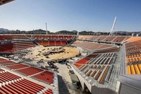 Công nhân đang hoàn thiện một sân vận động phục vụ Olympic ởPyeongchang. Ảnh:AFP