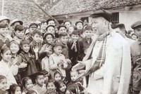 Bác Hồ nói chuyện với các cháu thiếu nhi trong dịp Người về thăm và chúc Tết đồng bào tỉnh Hà Bắc (Xuân Đinh Mùi, 9/2/1967). Ảnh: Tư liệu TTXVN