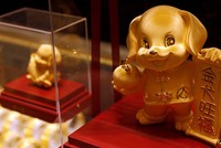 Sản phẩm mừng năm Tuất trong cửa hàng trang sức Chow Tai Fook. Ảnh:Reuters