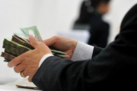 Khách gửi 245 tỷ đồng tại chi nhánh TP HCM của Eximbank bị Phó giám đốc tại đây làm giả hồ sơ để chiếm đoạt rồi bỏ trốn.