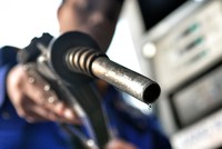 Bộ Tài chính đề xuất tăng thuế môi trường với xăng, dầu để bù đắp ngân sách hụt thu khi thuế nhập khẩu giảm. Ảnh:Q.Đ.