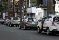 Phí giữ ôtô hiện quá thấp, là nguyên nhân biến lòng lề đường thành bãi đỗ xe suốt thời gian dài. Ảnh:Hữu Công.