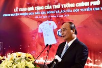 Thủ tướng yêu cầu lãnh đạo 20 huyện nghèo được tặng kinh phí thu được qua đấu giá, sử dụng để xây dựng 500 căn nhà tặng người có công, người nghèo còn khó khăn. Ảnh: VGP/Nhật Bắc