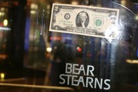 Tờ 2 USD dán trên cửa xoay của Bear Stearns ngày 17/3/2008. Ảnh:Reuters