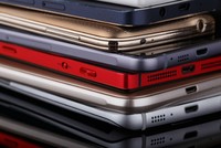 Smartphone mới liên tục xuất hiện ở Việt Nam nhưng ngày càng hiếm sản phẩm cao cấp.