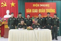 Thiếu tướng Sùng Thìn Cò, Phó Tư lệnh Quân khu II cùng các đại biểu chứng kiến Lễ ký kết bàn giao Đoàn trưởng Đoàn 313. Ảnh báo Quân khu II