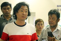 Đại diện đơn vị vận hành chung cư (trái) đưa ra thông báo xin lỗi cư dân. Ảnh:Duy Trần.