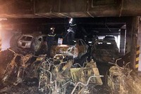 Xe cháy ở tầng hầm khiến khói đen tràn lên tầng trên gây ngạt. Ảnh: Quỳnh Trần.