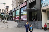 Tháp B văn phòng thuộc toà nhà hỗn hợp HH1 (ngõ 102 Trường Chinh, quận Đống Đa) là một trong 17 công trình tồn tại vi phạm PCCC. Ảnh:Ngọc Thành.