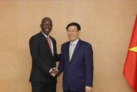 Phó Thủ tướng Vương Đình Huệ và Giám đốc quốc gia WB tại Việt Nam, ông Ousmane Dione. Ảnh: VGP/Thành Chung