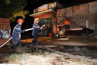 Lửa bùng lên trong nhà kho chứa hàngđiện tử, lan sang ba căn nhà liền kề. Ảnh:Thanh Châu.