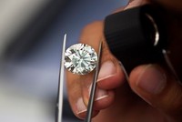 Kim cương sản xuất bằng lò vi sóng có thành phần cấu tạo và chất lượng giống kim cương tự nhiên. Ảnh minh họa:Reddit.