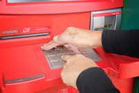 Cách che mã PIN khi thực hiện giao dịch tại ATM.