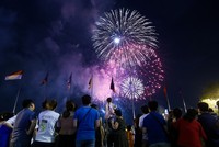 Người dân mãn nhãn với pháo hoa trên bầu trời Sài Gòn