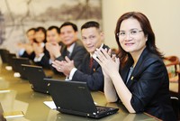 Bà Phạm Minh Hương (ngoài cùng bên phải), Chủ tịch VNDIRECT.
