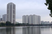 Toà nhà VP6 (trái) và tổ hợp HH2, HH3, HH4 của tổ hợp HH Linh Đàm nằm trong danh sách bị nêu tên vì vi phạm về phòng cháy, chữa cháy. Ảnh:Phương Sơn.