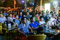 Khán giả tập trung xem bóng đá tại một quán cà phê tại Hà Nội. Ảnh:AFP.