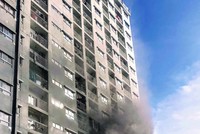 Khói bốc ra nghi ngút từ tầng 6 chung cư. Ảnh:Tin Tin.