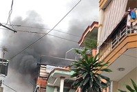 Khói lửa nghi ngút tại tầng thượng căn nhà. Ảnh:Nhật Huy.