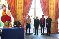 Chủ tịch Tập đoàn FLC Trịnh Văn Quyết (trái) và Phó chủ tịch Airbus phụ trách thương mại Eric Schulz (phải) ký kết hợp đồng thoả thuận mua 24 máy bay A321NEO cho Bamboo Airways dưới sự chứng kiến của Tổng Bí thư Nguyễn Phú Trọng và Chủ tịch Quốc hội Pháp François de Rugy vào tháng 3/2018 tại Pháp.