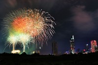 Người Sài Gòn chen chân xem bắn pháo hoa