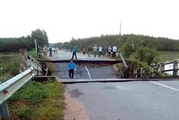 Chiếc cầu sập khiến tỉnh lộ bị chia cắt. Ảnh: Tư Huynh.