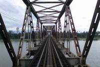 iệc thực hiện 4 dự án đường sắt cấp thiết này sẽ giảm thiểu nguy cơ mất an toàn giao thông; tăng năng lực thông qua từ 18 đôi tàu/ngày đêm như hiện nay lên 23-25 đôi tàu/ngày đêm trên trục đường sắt Bắc - Nam.