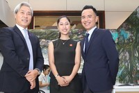 Ông Don Lam (bên trái) cùng các khách mời bên lề Hội nghị Tổng kết 30 năm thu hút FDI