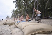 Bờ biển Cửa Đại sạt lở, du khách tắm nắng trên đê