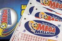 Giải độc đắc của xổ số Mega Millions chạm ngưỡng kỷ lục 1,6 tỷ USD, người dân tranh nhau đi mua vé số.