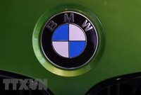 Logo của BMW trên một chiếc xe mới trưng bày tại trụ sở của hãng ở Munich, Đức. (Nguồn: AFP/TTXVN)