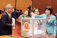 Các đại biểu Quốc hội tiến hành lấyphiếu tín nhiệm tại kỳ họp thứ 8, Quốc hội khoá XIII ngày 15/11/2014. Ảnh:QH.